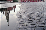 monumental_e_historico;lugares_historicos;la_plaza_Roja;naturaleza_y_medioambiente;medioambiental;climatologia;clima;lluvia;conceptos;reflejos_en_agua;entorno_urbano;calles_y_avenidas;calle_adoquines