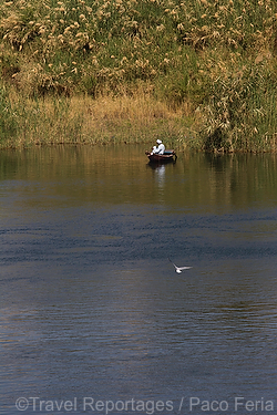 Africa;Egipto;naturaleza_y_medioambiente;medioambiental;masas_agua;agua;rio;rios;rio_Nilo;paisajes;puesta_Sol;atardecer;ocaso;gente;personas;actividades_sociales;gente_navegando_por_rio;transporte;medios_transporte;Transporte_fluvial;barcas;barcos;barcos_navegando;navegacion;gente_pescando;pesca;pescadores;Vistas_Rio_Nilo_entre_Asuan_y_Luxor