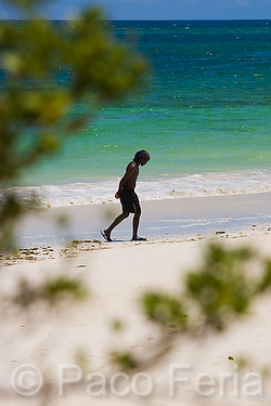 Africa;Kenia;paises_en_vias_desarrollo;Tercer_Mundo;naturaleza_y_medioambiente;medioambiental;masas_agua;agua;mares_y_oceanos;mar;oceano_Índico;paisajes;paisaje_tropical;gente;personas;sociedad;jovenes;joven;chicos_playa;actividades_sociales;ocio;playas;pareja_paseando_por_playa;tropico;zonas_tropicales;playa_tropical;gente_paseando_por_playa;paisaje_marino;playa;playa_arena_blanca