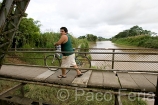 centroamerica_America_Central;naturaleza_y_medioambiente;medioambiental;tropico;zonas_tropicales;masas_agua;agua;rio;rios;puente;puentes;puente_sobre_rio;puente_hierro;transporte;medios_transporte;transporte_terrestre;vehiculo;vehiculos;bicicleta;bicicletas;gente;personas;sociedad;actividades_sociales;gente_cruzando_un_puente;bosques;forestal;bosque_humedo_tropical;hombre;hombres