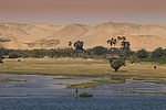 Africa;Egipto;medio_rural;agricultura;campos_sembrados;campos_cultivados;naturaleza_y_medioambiente;medioambiental;paisajes;paisaje_rural;paisajes_del_desierto;arena;dunas;masas_agua;agua;rio;rios;rio_Nilo;puesta_Sol;atardecer;ocaso;gente;personas;actividades_sociales;gente_navegando_por_rio;transporte;medios_transporte;Transporte_fluvial;barcas;barcos;barcos_navegando;navegacion;gente_pescando;pesca;pescadores;Vistas_Rio_Nilo_entre_Asuan_y_Luxor