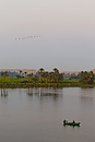 Africa;Egipto;naturaleza_y_medioambiente;medioambiental;masas_agua;agua;rio;rios;rio_Nilo;animales;aves;pajaros;volar;volando;bandada_aves;paisajes;puesta_Sol;atardecer;ocaso;gente;personas;actividades_sociales;gente_navegando_por_rio;transporte;medios_transporte;Transporte_fluvial;barcas;barcos;barcos_navegando;navegacion;gente_pescando;pesca;pescadores;Vistas_Rio_Nilo_entre_Asuan_y_Luxor