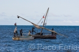 Africa;Kenia;naturaleza_y_medioambiente;medioambiental;masas_agua;agua;mares_y_oceanos;mar;oceano_Índico;paisajes;paisaje_marino;cultura;tradiciones;tradicional;trabajos_tradicionales;pesca_tradicional;transporte;medios_transporte;transporte_maritimo;navegacion;navegando;barco;barcos;barcos_epoca;barcos_antiguos;barcos_clasicos;embarcaciones_tradicionales;embarcacion_Swahili;gente;personas;sociedad;actividades_sociales;gente_pescando;pesca;pescadores;utensilios_pesca;Transporte_fluvial;velero;veleros;Suajilis;vela