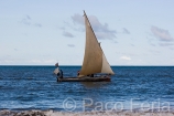 Africa;Kenia;naturaleza_y_medioambiente;medioambiental;masas_agua;agua;mares_y_oceanos;mar;oceano_Índico;paisajes;paisaje_marino;cultura;tradiciones;tradicional;trabajos_tradicionales;pesca_tradicional;transporte;medios_transporte;transporte_maritimo;navegacion;navegando;barco;barcos;barcos_epoca;barcos_antiguos;barcos_clasicos;embarcaciones_tradicionales;embarcacion_Swahili;gente;personas;sociedad;actividades_sociales;gente_pescando;pesca;pescadores;Transporte_fluvial;velero;veleros;Suajilis;vela