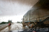 Asia;Camboya;Sudeste_Asiatico;clima;climatologia;gente;lluvia;medioambiental;naturaleza_y_medioambiente;entorno_urbano;tormenta;lluvias_torrenciales;transporte;medios_transporte;transporte_terrestre;camion;camiones;moto;motocicleta;tropico;zonas_tropicales;Carretera_entre_Poipet_y_Battambang;monzones;monzon;vias_comunicacion;carreteras_embarradas;carreteras_encharcadas;transporte_mercancias;transportista;cielo_dramatico;cielo;nubes_tormenta