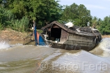 Asia;Camboya;Sudeste_Asiatico;tropico;zonas_tropicales;naturaleza_y_medioambiente;medioambiental;paisajes;paisaje_tropical;palmeras;masas_agua;agua;rio;rios;barcos_en_rio;bosques;forestal;bosque_humedo_tropical;gente;personas;sociedad;gente_navegando_por_rio;transporte;medios_transporte;transporte_fluvial;barcos;barcos_navegando;navegacion;navegando;transporte_mercancias;paisaje_fluvial