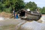 Asia;Camboya;Sudeste_Asiatico;tropico;zonas_tropicales;naturaleza_y_medioambiente;medioambiental;paisajes;paisaje_tropical;palmeras;masas_agua;agua;rio;rios;barcos_en_rio;bosques;forestal;bosque_humedo_tropical;gente;personas;sociedad;gente_navegando_por_rio;transporte;medios_transporte;transporte_fluvial;barcos;barcos_navegando;navegacion;navegando;transporte_mercancias;paisaje_fluvial