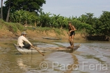 Asia;Camboya;Sudeste_Asiatico;tropico;zonas_tropicales;naturaleza_y_medioambiente;medioambiental;masas_agua;agua;rio;rios;barcos_en_rio;gente;personas;sociedad;gente_navegando_por_rio;gente_navegando_en_canoas;paisajes;paisaje_tropical;transporte;medios_transporte;transporte_fluvial;canoas;cultura;tradiciones;tradicional;trabajos_tradicionales;pesca_tradicional;gente_pescando;pesca;pescadores