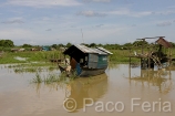 Asia;Camboya;Sudeste_Asiatico;tropico;zonas_tropicales;cultura;tradiciones;tradicional;casas_tradicionales;naturaleza_y_medioambiente;medioambiental;masas_agua;agua;rio;rios;casas_flotantes;barcos_en_rio;paisajes;paisaje_tropical;paisaje_fluvial;casas_junto_al_rio