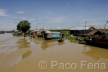 Asia;Camboya;Sudeste_Asiatico;tropico;zonas_tropicales;cultura;tradiciones;tradicional;casas_tradicionales;naturaleza_y_medioambiente;medioambiental;masas_agua;agua;rio;rios;casas_flotantes;barcos_en_rio;paisajes;paisaje_tropical;paisaje_fluvial;casas_junto_al_rio;reflejos_en_agua