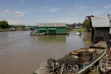 Asia;Camboya;Sudeste_Asiatico;tropico;zonas_tropicales;cultura;tradiciones;tradicional;casas_tradicionales;naturaleza_y_medioambiente;medioambiental;masas_agua;agua;rio;rios;casas_flotantes;barcos_en_rio;paisajes;paisaje_tropical;paisaje_fluvial;casas_junto_al_rio;medios_transporte;transporte_fluvial;canoas