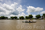 Asia;Camboya;Sudeste_Asiatico;tropico;zonas_tropicales;naturaleza_y_medioambiente;medioambiental;masas_agua;agua;rio;rios;paisajes;paisaje_tropical;paisaje_con_nubes;nubes;paisaje_fluvial;gente;personas;sociedad;gente_navegando_por_rio;gente_navegando_en_canoas;transporte;medios_transporte;transporte_fluvial;canoas;cielo;nubes_blancas;cumulos;casas_junto_al_rio;casas_flotantes