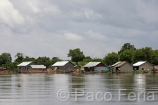 Asia;Camboya;Sudeste_Asiatico;tropico;zonas_tropicales;naturaleza_y_medioambiente;medioambiental;masas_agua;agua;rio;rios;paisajes;paisaje_tropical;paisaje_con_nubes;nubes;paisaje_fluvial;cielo;nubes_blancas;cumulos;casas_junto_al_rio;casas_flotantes;meandro