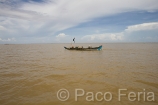 Asia;Camboya;Sudeste_Asiatico;tropico;zonas_tropicales;gente;personas;sociedad;gente_navegando_por_rio;gente_navegando_en_canoas;soledad;persona_solitaria;naturaleza_y_medioambiente;medioambiental;paisajes;paisaje_tropical;rio;paisaje_fluvial;masas_agua;agua;lago;lagos;lago_Tonle_Sap;persona_solitaria_navegando