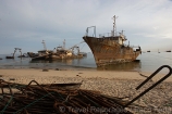 Africa;Mauritania;desierto_del_Sahara;el_Sahel;naturaleza_y_medioambiente;medioambiental;masas_agua;agua;mares_y_oceanos;mar;oceano_Atlantico;playa;transporte;medios_transporte;transporte_maritimo;navegacion;navegando;barco;barcos;barcos_pesca;abandonado;fuera_servicio;paisajes;puesta_Sol;atardecer;ocaso