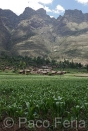 America_del_Sur;Sudamerica;tropico;zonas_tropicales;naturaleza_y_medioambiente;medioambiental;paisajes;valles;valle_sagrado_Incas;montanas;cadena_montanosa;cordillera;cordillera_Andes;paisaje_andino;medio_rural;pueblos_rurales;aldeas_rurales;casas;viviendas;agricultura;campos_sembrados;campos_cultivados;plantaciones;plantacion_maiz;paisaje_con_nubes;nubes;montana