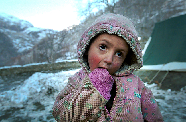 Pequeña refugiada afgana, montañas de Hindu-Kush, Pakistan