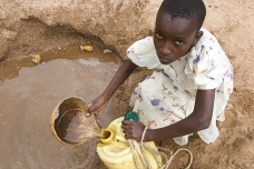 Niña recogiendo agua, Mbiuni, Kenya