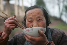 Anciana comiendo, Yiwu, China