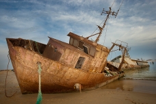 Barcos abandonados en la playa de Noadhibou, Mauritania